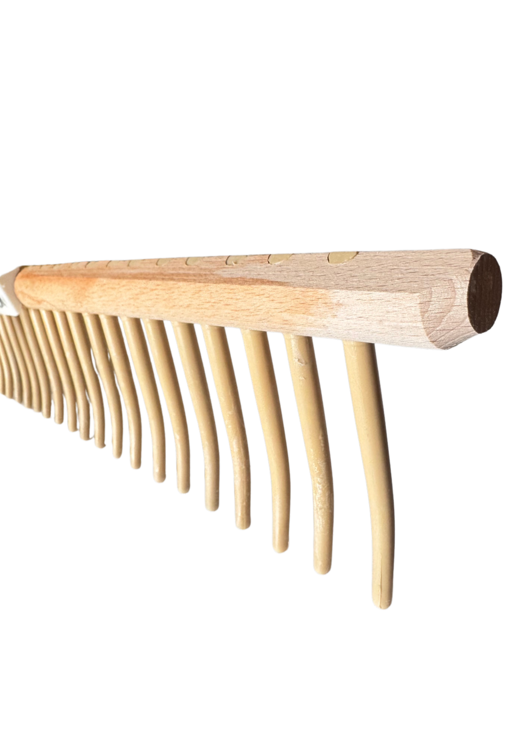 Gebogener Lofer Nylon-Rasenrechen bei der effizienten Bergung von Schnittgut auf gartenbaulichen Nutzflächen.