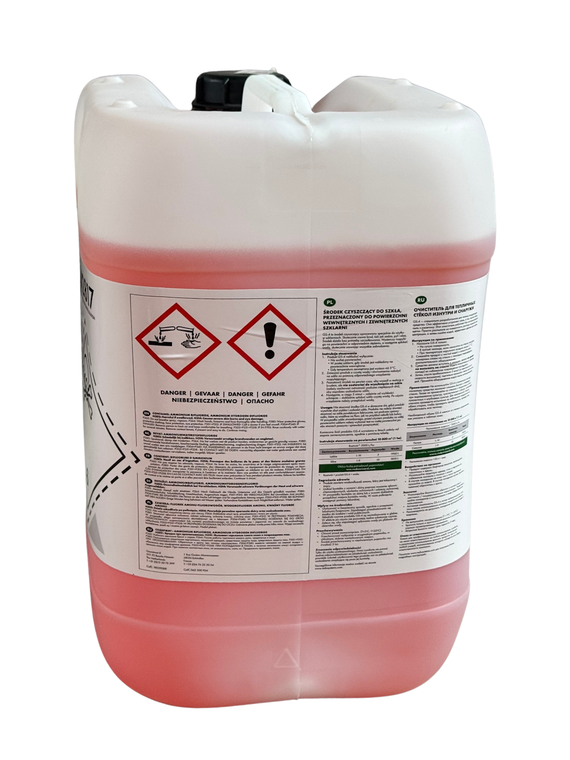 Applikation von chemischem Glasreiniger mittels Spritzlanze auf die Verglasung eines industriellen Gewächshauses