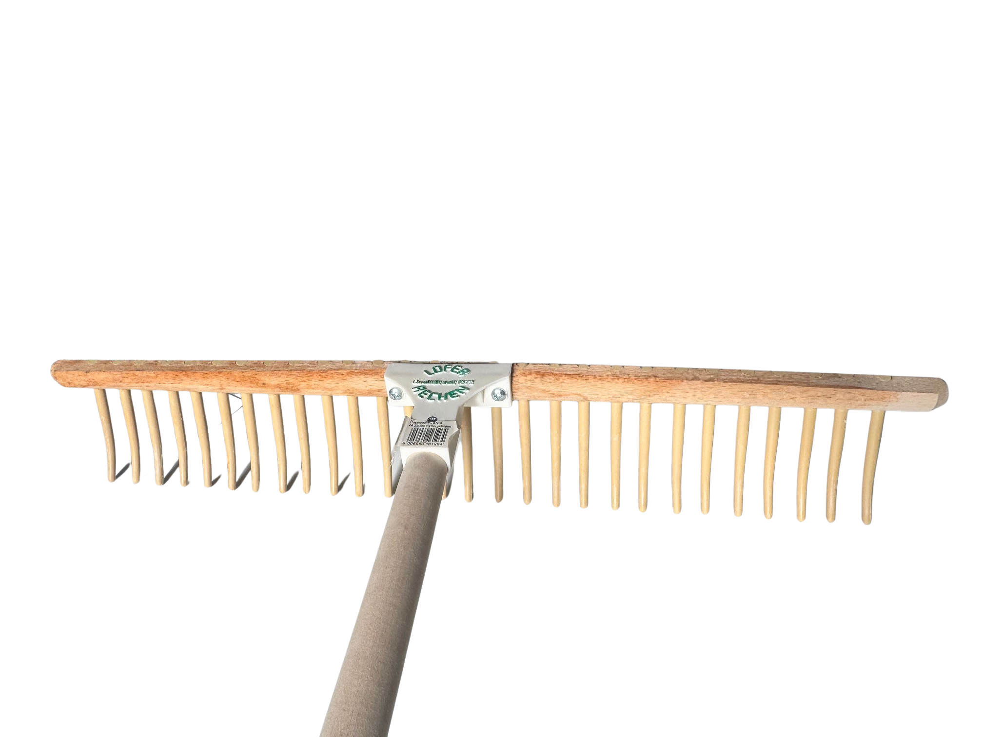 Großflächiger Lofer Rasenrechen mit 28 gebogenen Zinken aus widerstandsfähigem und flexiblem Nylon mit Stiel